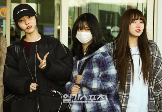 Yuju, Eunha and Yerin are heading to the departure hall.