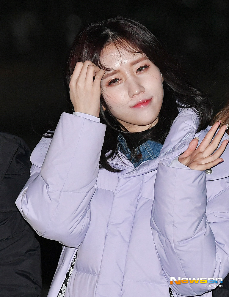 KBS 2TV Music Bank rehearsal was held at the public hall of Yeouido KBS New Building in Yeongdeungpo-gu, Seoul on December 7th.Lovelyz Jin poses on the day.