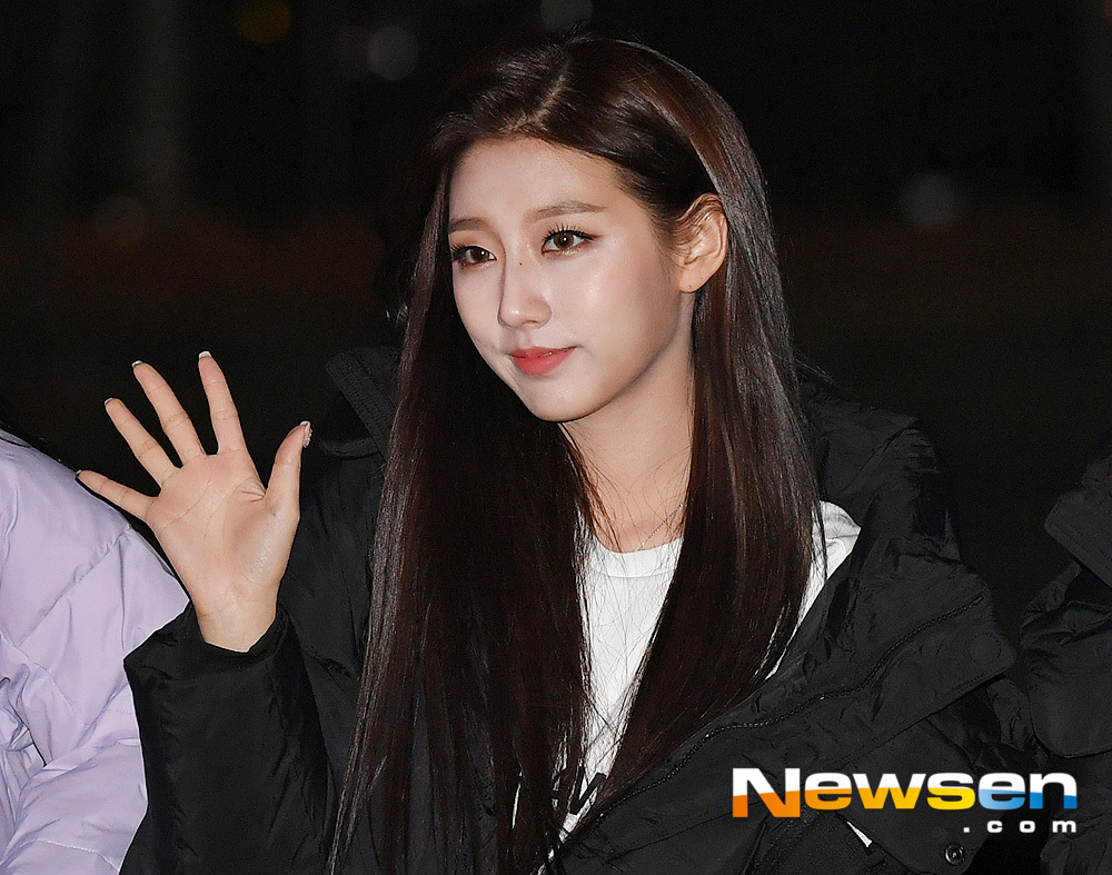 KBS 2TV Music Bank rehearsal was held at the public hall of Yeouido KBS New Pavilion in Yeongdeungpo-gu, Seoul on December 7th.Lovelyz elite poses on the day.