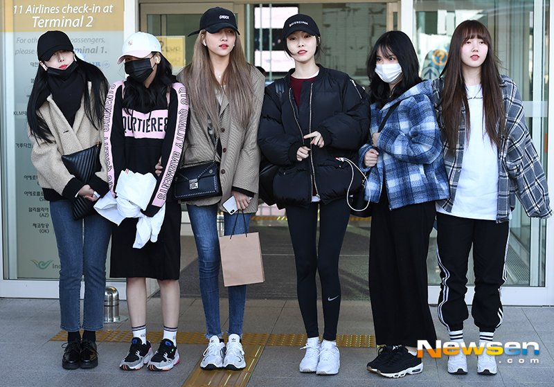 Group GFriend showed off airport fashion through Incheon International Airport 2nd Passenger Terminal on December 8th and Departed overseas.On that day, GFriend (Wish, Yerin, Eunha, Yuju, Mystery, Thumb) is moving to Departure Field.yun da-hee