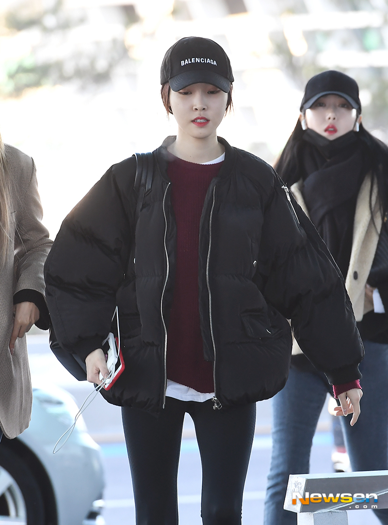 Group GFriend departed overseas on December 8th, with an airport fashion through Incheon International Airport Terminal # 2.On that day, GFriend (Wish, Yerin, Eunha, Yuju, Mystery, Thumb) Yuju is moving to the departure hall.yun da-hee