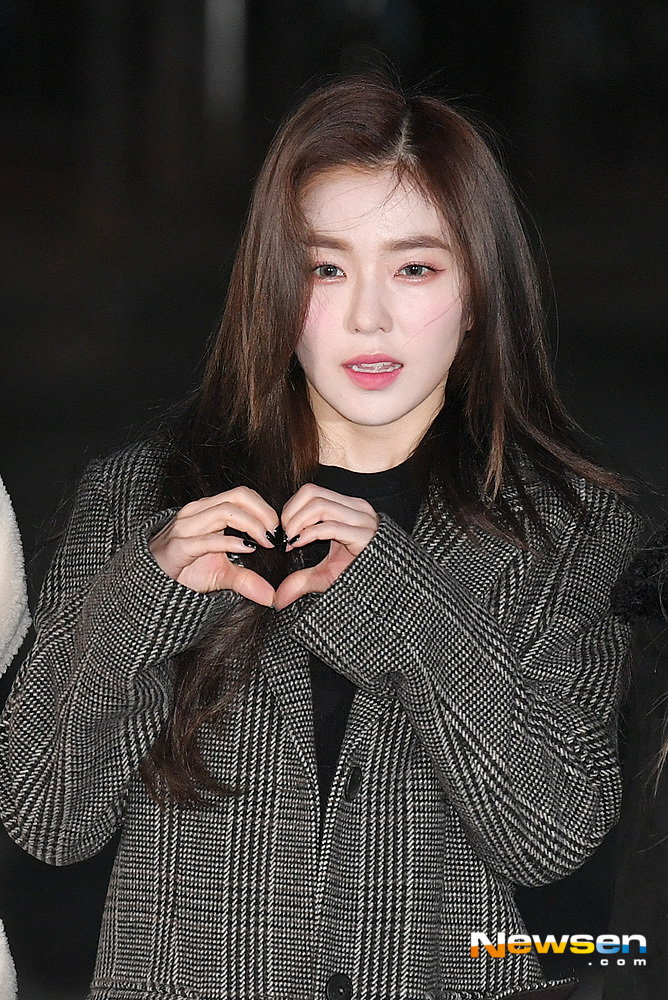 KBS 2TV Music Bank rehearsal was held at the public hall of Yeouido KBS New Pavilion in Yeongdeungpo-gu, Seoul on December 7th.Red Velvet Irene poses for the day.