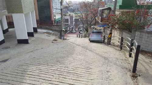 인천의 한 도서관 길. 계단 설치가 필요해보인다. 계단은 인근 주민도 이용할 수 있다.
