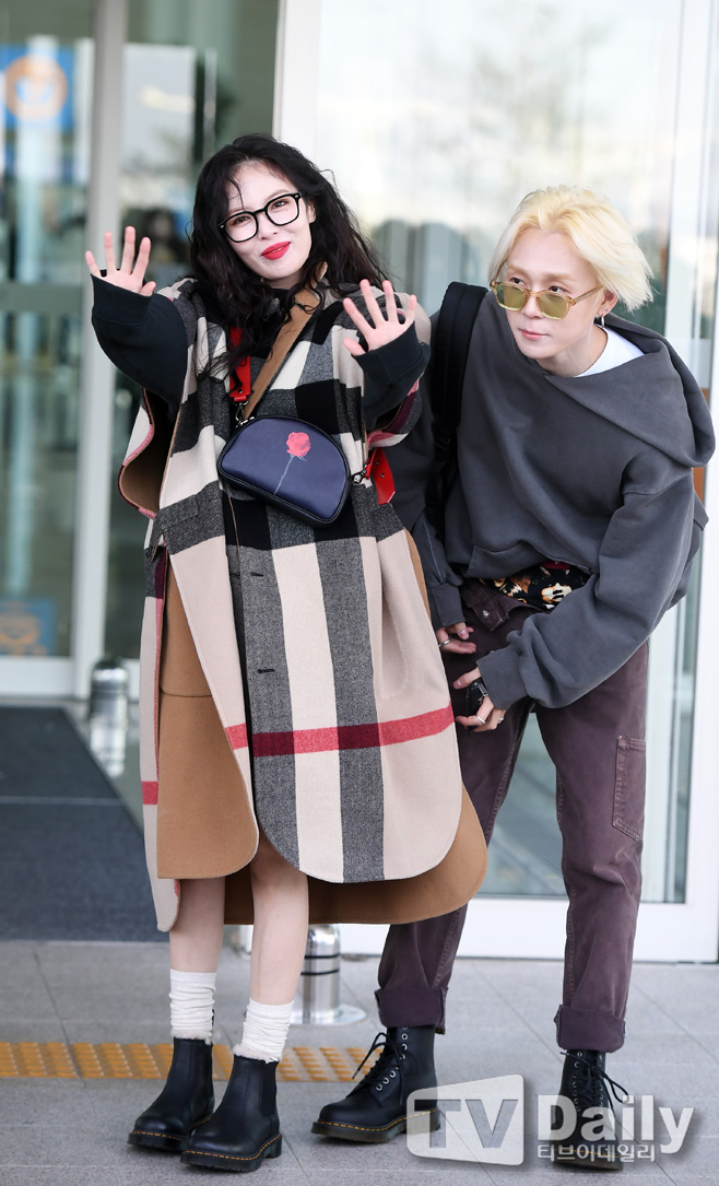 Hyo Jong Kim, a couple of Hyo Jong Kim, took part in Paris, France, through the Incheon International Airport on the afternoon of the 8th.On this day, a couple of Hyuna DAWN are heading for Departure.Meanwhile, YiDAWN (Kim Hyo-jong), from Hyuna and the Pentagon, is in public devotion.Hyojong Kim Departure