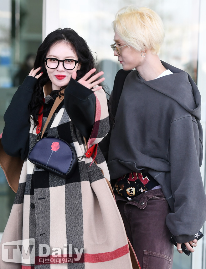 The Hyuna DAWN couple left for Paris, France, on the afternoon of the 8th through the Incheon International Airport.On this day, a couple of Hyuna IDAWNs are heading for the departure hall.Meanwhile, YiDAWN (Kim Hyo-jong), from Hyuna and the Pentagon, is in public devotion.Hyojong Kim, Hyo-jong leaves the country