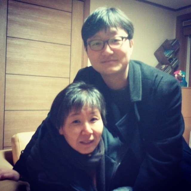 2011년 겨울 서울 서대문구 연희문학창작촌에서 만난 시인 허수경과 오은이 함께 사진을 찍었다. 오은 제공
