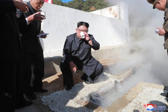 김정은 북한 국무위원장이 평안남도 양덕군 온천관광지구 건설현장을 현지지도했다고 1일 조선중앙통신이 보도했다. 조선중앙통신은 해당 사진을 보도하며 구체적인 날짜는 명시하지 않았다. [연합뉴스]