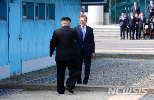【판문점=뉴시스】한국공동사진기자단 = 문재인 대통령과 김정은 북한 국무위원장이 지난 4월27일 경기도 파주 판문점 군사분계선에서 만나 인사하고 있다. 2018.04.27.    photo@newsis.com  <저작권자ⓒ 공감언론 뉴시스통신사. 무단전재-재배포 금지.>