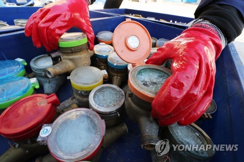 최강 한파에 동파된 계량기 [연합뉴스 자료사진]