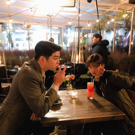 Actor Kim Yoo-jung and Yoon Kyun-sang showed off their full lovely.Kim Yoo-jung posted a picture on his SNS on the 10th with the article Monday is the day of the day.Kim Yoo-jung in the photo is taking a cute V pose while sitting opposite Yoon Kyun-sang, the opponent in Once you clean up hot (Ilte Cheong).Kim Yoo-jung and Yoon Kyun-sang will appear together on JTBC every Monday at 9:30 pm.