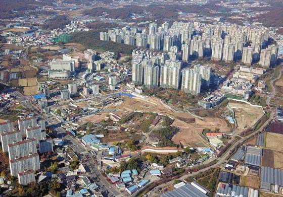 GS건설이 일산자이3차를 건설하는 경기 고양시 일산동구 식사지구 전경. 2020년 준공하는 서울~문산 고속도로 사리현IC와는 2~3㎞ 거리다. 고속도로를 이용해 상암DMC나 마곡지구 등 서울 서부권 주요 업무지구까지 자동차로 10분대에 이동할 수 있다. /GS건설