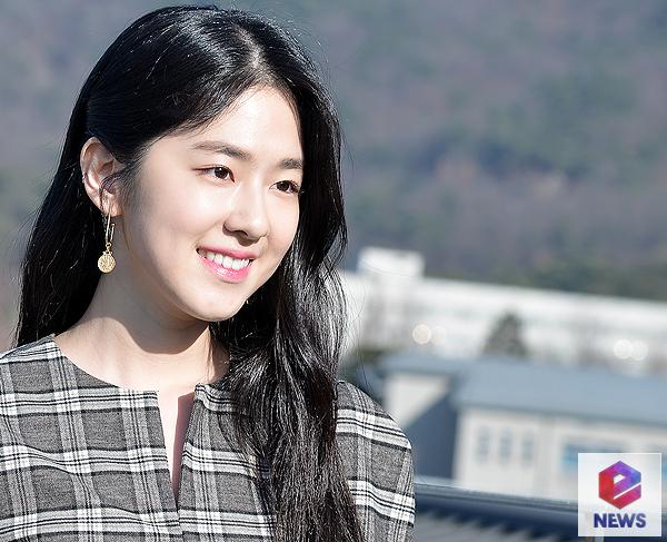 Actor Park Hye-soo poses before Interviewing eNEWS24 at a Cafe in Samcheong-dong, Seoul on the afternoon of the 10th.