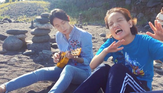 다큐멘터리 '어른이 되면' 한 장면. 왼쪽부터 장혜영 감독과 동생 장혜정씨다. [사진 시네마달]