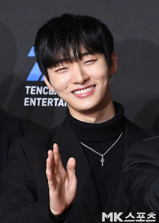 Group Wanna One member Yoon Ji-sung has expressed his position on Military service.We were preparing for the announcement of the entry next year because we were expecting a notice of entry next year, said an MMO Entertainment official at the Yoon Ji-sung agency.We will try to take the mandatory police selection test in the future, he added.Yoon Ji-sung, Wanna Ones eldest brother and 1991-born, turns 29 by 2019, and is no longer able to postpone Military services.He is scheduled to join the army first among the members after finishing Wanna One activities.Currently, Yoon Ji-sung is active with the title song Spring Wind, which released his first full-length album 111=1 (POWER OF DESTINY) last month.