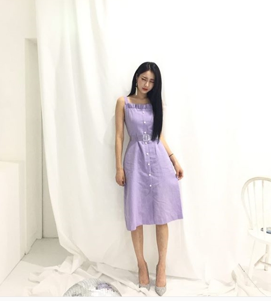 Singer Kyungri showed off her unrealistic figure.Kyungri posted a picture on SNS on December 9 with an article entitled Be careful of Echo Flu.The photo released shows Kyungri standing in a light purple One Piece, collecting Eye-catching with stunning leg lengths.Kyungri is active as MBC section TV entertainment communication MC.hwang hye-jin