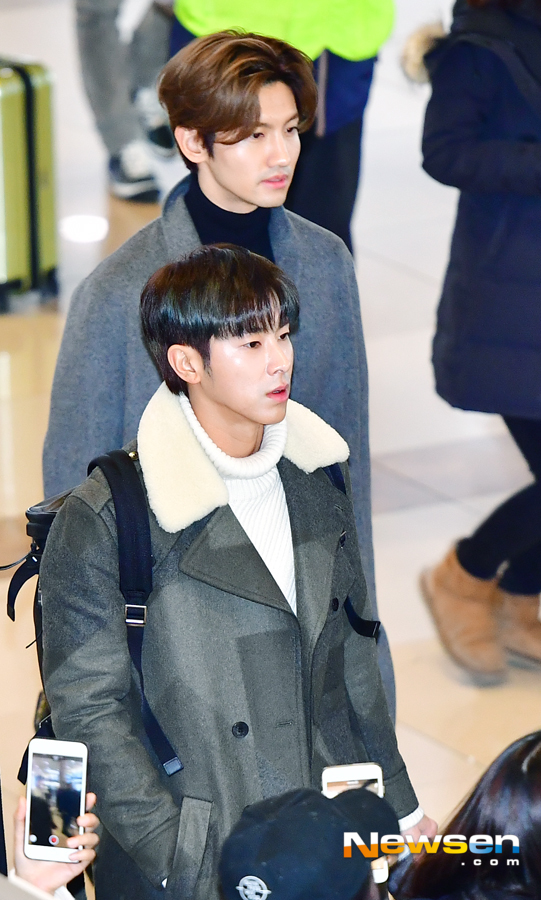 TVXQ (Yunho, Changmin) departed from Korea on the afternoon of December 10th, with the show TVXQ Live Tour 2018 ~ Tomorrow ~ (TVXQ LIVE TOUR 2018 ~ TOMORROW ~, showing the Airport Fashion through Gimpo International Airport in Banghwa-dong, Gangseo-gu, Seoul.TVXQ (Yunho, Changmin) is heading to the departure hall on the day.Jang Gyeong-ho