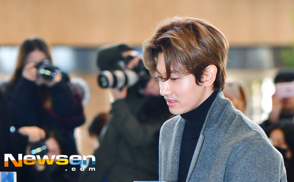 TVXQ (Yunho, Changmin) departed from Korea on the afternoon of December 10th, with the show TVXQ Live Tour 2018 ~ Tomorrow ~ (TVXQ LIVE TOUR 2018 ~ TOMORROW ~, showing the Airport Fashion through Gimpo International Airport in Banghwa-dong, Gangseo-gu, Seoul.TVXQ (Yunho, Changmin) is heading to the departure hall on the day.Jang Gyeong-ho