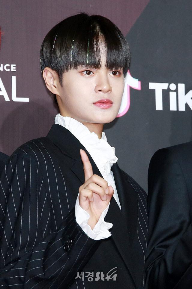 Wanna One member Lee Dae-hwi poses at the 2018 MAMA (Mnet Asian Music Awards) red carpet event.