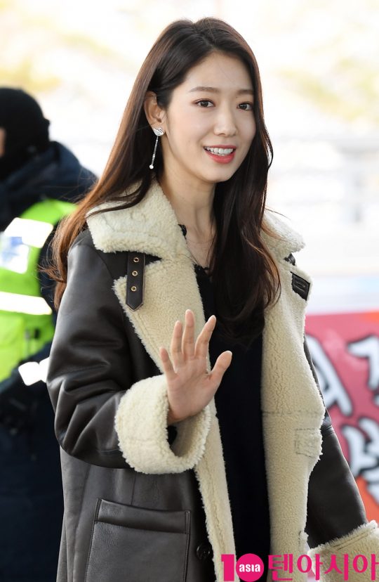 Actor Park Shin-hye is leaving for Hong Kong through Incheon International Airport on the afternoon of the 11th and is showing Airport fashion.