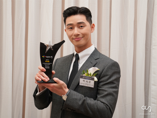 Korean wave star Park Seo-joon was selected as Byul of Korea Tourism.Park Seo-joon attended the 2018 Korea Tourism Byul Awards held at the Arirang Hall in Incheon, Kyungwon One Ambassador on the afternoon of the 11th, and was honored with the Minister of Culture, Sports and Tourism (Minister Do Jong-hwan, hereinafter Culture and Tourism).The Byul of Korea Tourism, which celebrated its 8th anniversary this year, started in 2010 to discover and publicize outstanding tourists and contributors who contributed to the development of Korean tourism during the year.Park Seo-joon was selected as the final contributor to tourism in 2018 after a fair evaluation of experts in tourism, which consists of academia, industry, and media among candidates received through various routes such as local governments, related organizations, and national recommendations.Past contributors include Bae Yong-joon, Kim Yu-na, So Ji-seop, Jeon Ji-hyun, Lee Min-ho and Park Bo-gum.In November, he was invited to the 2018 Cosmo Beauty Awards in Shanghai, China, and won the honor of the Brightest Idol of the Year awards and showed off his Korean wave influence.In particular, since the Korean actors visit to China and activities have not been active in recent years since the beginning of Han Han-ryeong, Park Seo-joons 2018 Cosmo Awards have a unique meaning.On November 11, he received the honor of the Minister of Culture and Tourism of 2018 Korea Tourism, and he is contributing to the revitalization of Korea tourism by solidifying his position as a representative actor leading the Korean wave.In fact, Park Seo-joon is constantly being talked to Asian fans such as Japan, China, and Vietnam, and the footsteps of Asian fans looking for Korea to see Park Seo-joons face are also continuing.Park Seo-joon said, I started Acting with a pure passion to be an actor, and I am glad and grateful to have attracted the attention of many people both at home and abroad. I heard that not only Korean fans but also overseas fans are looking for the background of our drama and movie.It is also another one power to make such news act.I think that I have been awarded on behalf of many actors and singers who are trying to publicize Korean culture, and I will try to show a better picture in the future. Meanwhile, Park Seo-joon is active throughout Asia, including China, Taiwan, Vietnam and the Philippines, as well as in Korea, including as a global advertising model for various brands such as clothing, cosmetics and beverages, and is currently filming the movie Lion to be released in 2019.