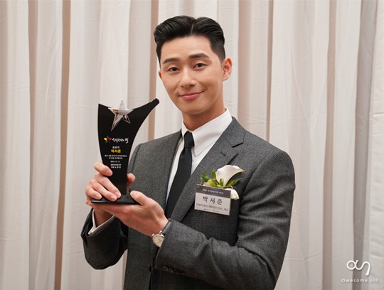 Park Seo-joon attended the 2018 Korea Tourism Byul Awards held at the Arirang Hall in Incheon, Kyungwon One Ambassador on the afternoon of the 11th, and was honored with the Minister of Culture, Sports and Tourism (Minister Do Jong-hwan, hereinafter Culture and Tourism).The Byul of Korea Tourism, which celebrated its 8th anniversary this year, started in 2010 to discover and publicize outstanding tourists and contributors who contributed to the development of Korean tourism during the year.Park Seo-joon was selected as the final contributor to tourism in 2018 after a fair evaluation of experts in tourism, which consists of academia, industry, and media among candidates received through various routes such as local governments, related organizations, and national recommendations.Past contributors include Bae Yong-joon, Kim Yu-na, So Ji-seop, Jeon Ji-hyun, Lee Min-ho and Park Bo-gum.Park Seo-joon proved Korean Wave Top-trend power by receiving great love from home and abroad with TVN entertainment Yoon Restaurant 2 and TVN drama Why is Kim Secretary?In November, he was invited to the 2018 Cosmo Beauty Awards in Shanghai, China, and was honored with the Brightest Idol of the Year awards.Park Seo-joons 2018 Cosmo Awards have a unique meaning because Korean Actors visit to China and activities have not been active in recent years since the beginning of Han Han-ryong.Park Seo-joon is active in Asia including China, Taiwan, Vietnam and the Philippines as well as domestic advertising models of various brands such as clothing, cosmetics and beverages.It is currently filming the movie The Lion, which is scheduled to open in 2019.star jo hyun-joo