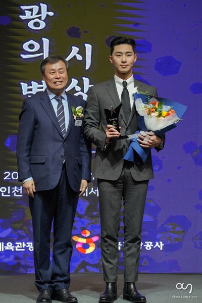 Park Seo-joon attended the 2018 Korea Tourism Byul Awards held at the Arirang Hall in Incheon, Kyungwon One Ambassador on the afternoon of the 11th, and was honored with the Minister of Culture, Sports and Tourism (Minister Do Jong-hwan, hereinafter Culture and Tourism).The Byul of Korea Tourism, which celebrated its 8th anniversary this year, started in 2010 to discover and publicize outstanding tourists and contributors who contributed to the development of Korean tourism during the year.Park Seo-joon was selected as the final contributor to tourism in 2018 after a fair evaluation of experts in tourism, which consists of academia, industry, and media among candidates received through various routes such as local governments, related organizations, and national recommendations.Past contributors include Bae Yong-joon, Kim Yu-na, So Ji-seop, Jeon Ji-hyun, Lee Min-ho and Park Bo-gum.Park Seo-joon proved Korean Wave Top-trend power by receiving great love from home and abroad with TVN entertainment Yoon Restaurant 2 and TVN drama Why is Kim Secretary?In November, he was invited to the 2018 Cosmo Beauty Awards in Shanghai, China, and was honored with the Brightest Idol of the Year awards.Park Seo-joons 2018 Cosmo Awards have a unique meaning because Korean Actors visit to China and activities have not been active in recent years since the beginning of Han Han-ryong.Park Seo-joon is active in Asia including China, Taiwan, Vietnam and the Philippines as well as domestic advertising models of various brands such as clothing, cosmetics and beverages.It is currently filming the movie The Lion, which is scheduled to open in 2019.star jo hyun-joo