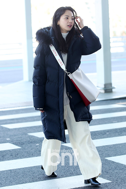 Actor Yoon Seung-ah is departing into the Netherlands through the Incheon International Airport on the afternoon of the 11th.news report