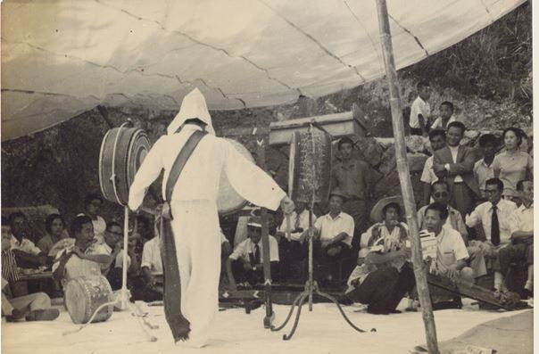 Lee Gyu-tae, a three-year-old, enjoyed dancing in front of her mothers dresser, and when she was seven years old, she entered Mokpos Kwon-Bun which is comparable to the idol-training agency.Yemyeong (renamed later) from the Chinese drama actor Marangbang, who also learned to dance directly, became a synonym for Korean traditional dance.This is the story of Lee Mae-bang (1927-2015), called the Dancer in the Sky.He was an entertainer of important historical sites of South Korea and Salpuri dance, and he left many other dances.One of them is the Sam Rubber, which appeared on the stage of BTS Melon Music Awards, which received the praise of Iran.I worked on a book and created three books in 1948, and I developed the fun of rhythm that changed into four through 5, 7, and 9.The book dance, which is played by several people who are often seen these days, comes out as an aid.  ( June 1, 1984) There are numerous retrospectives and records that he created Samgomu and Ogomu in his interviews and articles.The National Dance Company 40 Years (2002) also stated that the original choreography of Ogomu is Lee Maebang.The controversy over the dance in the dance industry has even appeared in the Blue House petition, as the Ubongi Maebang Company, which registered Copyright of Samgomu and Ogomu, sent proof of content to the National Theater.While there is no Copyright for royal dances where the Historic Sites of South Korea or the archetype is preserved as it is, folk dances or other dances are controversial.If we dont recognize the creation of individuals, who will do traditional creative dances? said Lee Hyuk-ryul, the son-in-law.I have never asked for a misunderstanding or a misunderstanding of whether BTS is asking for a copyright fee, he added.On the other hand, there are many points inside and outside the dance world that the dance dancers come from tradition, but the criteria for how much the composition and movement are transformed are ambiguous.There is also criticism of Iran, saying that the issue of Copyright fees will eventually shrink, saying, Excessive abuse of rights that violates the purpose of the Copyright Act, which is the development of culture.In 2009, American singer Shakira appeared in the music video and became a hot topic, but BTS was different in dimension.The stage that J-hop plays as a part of the Samgomu performance group led to Ji-mins fan dance and the mask dance of the political power was a cultural innovation that newly connects the past and the future beyond writing tradition as an unique background.It is also true that there was a lack of discussion on Copyright in traditional creative arts.If you meet certain conditions like Wikipedia, I hope you will gather wisdom to find ways to share dance widely, while acknowledging the merits of Lee Mae-bang, including the CCL method of opening up the use of works.Kim Yeong-hee, Editorial Writer