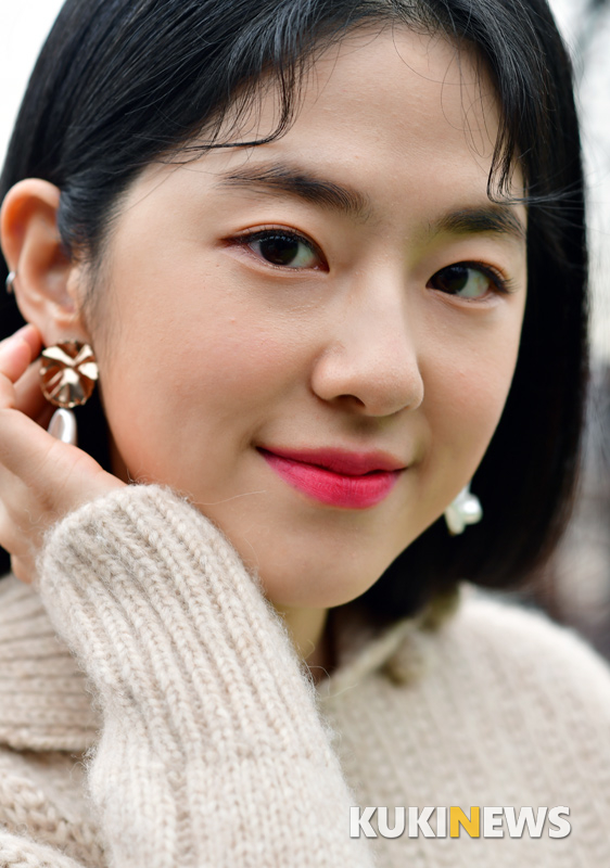 Actor Park Hye-soo poses in an interview held at a Cafe in Samcheong-dong, Seoul on the afternoon of the 11th.Park Hye-soo played the main character Yang Pan-rae in the movie Swing Kids which is about to open on the 19th.