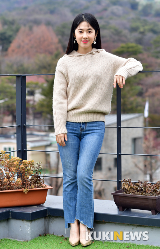 Actor Park Hye-soo poses in an interview held at a Cafe in Samcheong-dong, Seoul on the afternoon of the 11th.Park Hye-soo played the main character Yang Pan-rae in the movie Swing Kids which is about to open on the 19th.
