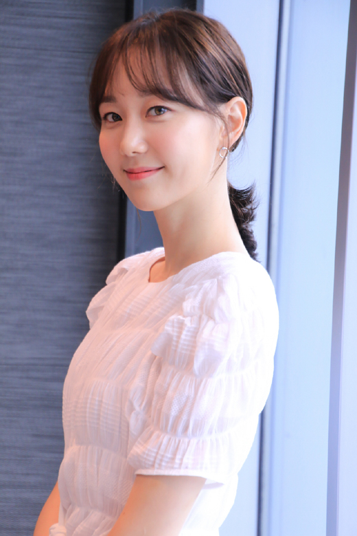 Actor You-Young Lee works with Super Junior Choi SiwonYou-Young Lee has confirmed her appearance on KBS 2TV New Moon drama Peoples Peoples heroine Kim Mi Young.As she successfully made her debut on the terrestrial debut through SBS drama Dear Judge, viewers are paying attention to the news of You-Young Lees new work.In People, You-Young Lee is divided into Detective Kim Mi-young, who is married to Yang Jeong-guk (Choi Siwon).Once a famous No was sister, she has now reset her life with Detective, a transformation of You-Young Lees acting and a jolly breath of acting with Choi Siwon are expected.You-Young Lee, who won the best actress award at the Milan International Film Festival for his debut film Spring, has been honored with the Blue Dragon Film Award for Best New Actress for his Gangsin, and has consistently attempted to transform himself into various works such as You and Yours, Remember Me, Hurstory and Full leaves.You-Young Lee, who stands out as a star of Chungmuro, did not settle for this, but entered the house theater with the OCN drama Tunnel, capturing viewers with solid acting power and attractive appearance.MBCs single-act special, Crazy, Because of You, showed off its fresh charm with a lovely character and proved a wide spectrum of acting that can digest romantic comedy.And you-Young Lee, who was immediately named the heroine of SBS drama Dear Judge, was loved by viewers by perfectly implementing both authentic acting and sweet melodies through the growing character.You-Young Lee, who has become an actor who believes and sees each work with distinct personality and acting ability.Choi Siwon and the People who each play the male and female characters have already gathered a lot of expectations about what new chemistry and acting will show.