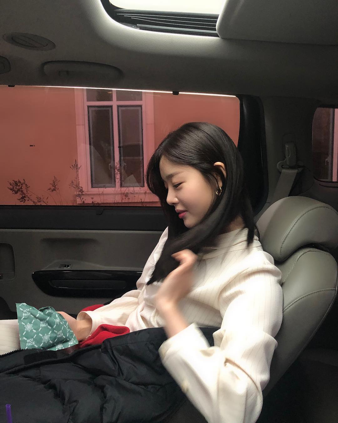 The current status of Han Sun-hwa has been revealed.Actor Han Sun-hwa posted an article and a photo on his SNS on December 11th.Han Sun-hwa in the photo is sitting in a car and boasts a pure visual. The Beautiful looks of Han Sun-hwa, perfect to the side, steals his Sight.