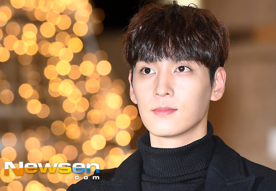 Actor Choi Tae-joon left for Japan on December 11th, showing off Airport fashion through Gimpo International Airport.Choi Tae-joon poses on the day.Jung Yu-jin