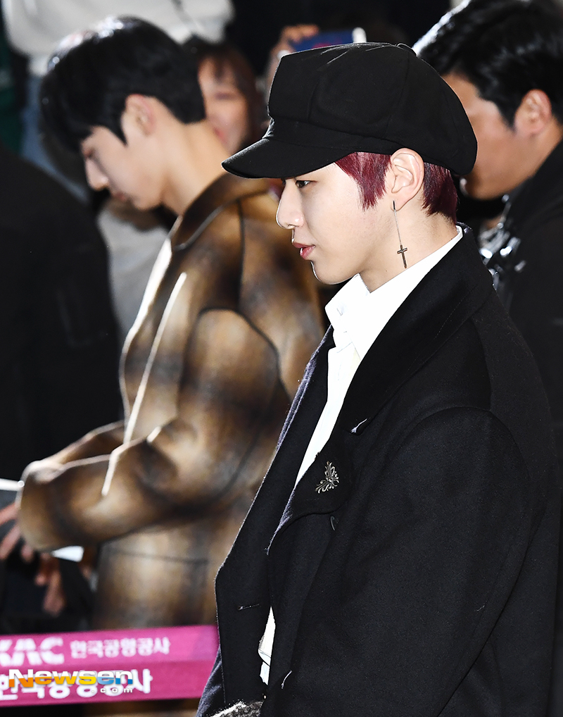 Wanna One Kang Daniel mounted with a bun hat Group Wanna One departed for Japan on December 11, 2018 MAMA in JAPAN, presenting airport fashion through Gimpo International Airport.On this day, Wanna One (Kang Daniel, Park Jihoon, Lee Dae-hwi, Kim Jae-hwan, Ong Sung-woo, Park Woo-jin, Lai Kuan-lin, Yoon Ji-sung, Hwang Min-hyun, Bae Jin-young and Ha Sung-woon) Kang Daniel are heading to the departure hall.yun da-hee