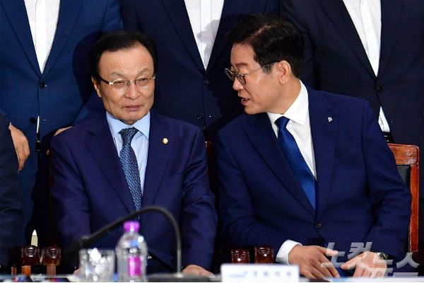 더불어민주당 이해찬 대표(사진 왼쪽)와 이재명 경기도지사.(자료사진/윤창원기자)