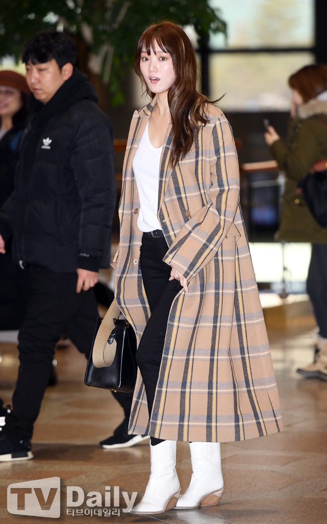 Actor Lee Sung-kyung left for Japan on the morning of the 11th through Gimpo International Airport, a car attending the 2018 Mnet Asian Music Awards.Group New East W, Mama Moo, Monster X, BTS, Stray Kids, Eyes One, Wanna One and Twice will stage in the 2018 Mama Fans Choice in Japan (2018 MAMA FANS CHOICE in JAPAN)In addition, Matsushige Yutaka, Yang Se-jong, Jang Hyuk, Jung So Min, and Ha Seok-jin will be the winners, and the host will be Park Bo-gum.Meanwhile, 2018 MAMA will start at Dongdaemun Design Plaza in Korea on the 10th, followed by Japan Saitama Super Arena on the 12th and Hong Kong Asia World Expo Arena on the 14th.2018 Mnet Asian Music Awards