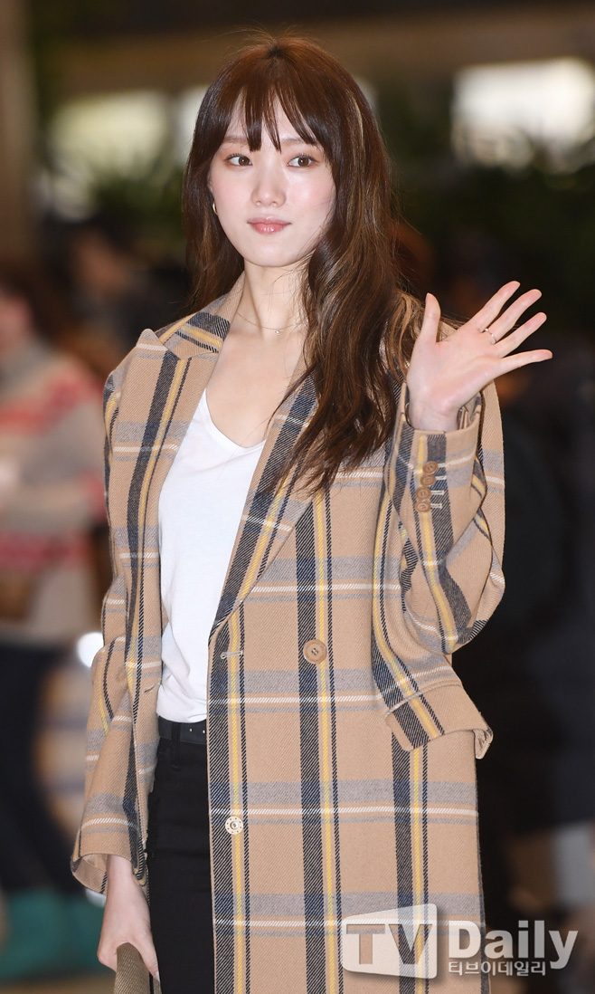 Actor Lee Sung-kyung left for Japan on the morning of the 11th through Gimpo International Airport, a car attending the 2018 Mnet Asian Music Awards.Group New East W, Mama Moo, Monster X, BTS, Stray Kids, Eyes One, Wanna One and Twice will stage in the 2018 Mama Fans Choice in Japan (2018 MAMA FANS CHOICE in JAPAN)In addition, Matsushige Yutaka, Yang Se-jong, Jang Hyuk, Jung So Min, and Ha Seok-jin will be the winners, and the host will be Park Bo-gum.Meanwhile, 2018 MAMA will start at Dongdaemun Design Plaza in Korea on the 10th, followed by Japan Saitama Super Arena on the 12th and Hong Kong Asia World Expo Arena on the 14th.2018 Mnet Asian Music Awards