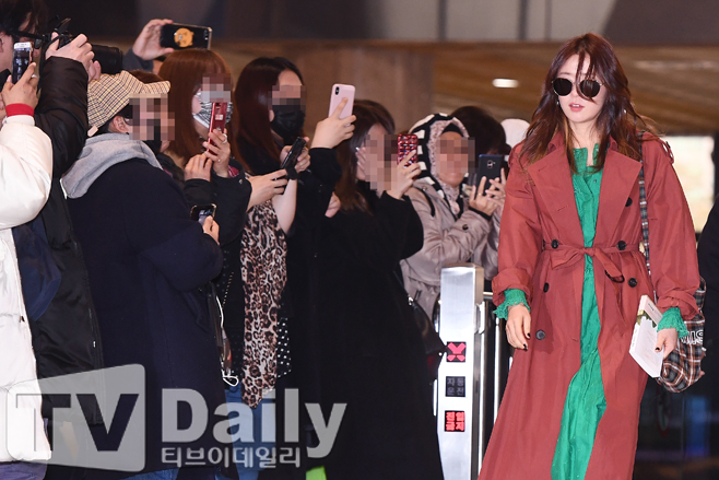 Actor Choi Kang-hee is leaving for Japan via Gimpo International Airport, a car attending the 2018 Mnet Asian Music Awards, on the afternoon of the 11th.Group New East W, Mama Moo, Monster X, BTS, Stray Kids, Eyes One, Wanna One and Twice will stage in the 2018 Mama Fans Choice in Japan (2018 MAMA FANS CHOICE in JAPAN)In addition, Matsushige Yutaka, Yang Se-jong, Jang Hyuk, Jung So-min and Ha Seok-jin will be the winners, and the host will be Park Bo-gum.Meanwhile, 2018 MAMA will start at Dongdaemun Design Plaza in Korea on the 10th, followed by the Saitama Super Arena in Japan on the 12th and the AsiaWorld-Expo Arena in Hong Kong on the 14th.2018 Mnet Asian Music Awards to leave the country