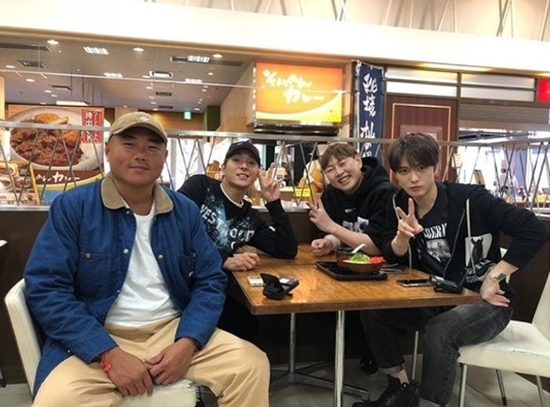 FT Island Choi Jong-hoon boasted his friendship with JYJ Kim Jaejoong, comedian Lee Jin-ho and chef Jung Chang-wook.Choi Jong-hoon said on his 11th day, My brothers who are too close to this Japanese shooting. So you should come to eat Tantanmen at Chang-wook Lees restaurant.and posted a picture.In the photo, Choi Jong-hoon is gathered at a restaurant run by Jung Chang-wook along with Kim Jaejoong and Lee Jin-ho. Choi Jong-hoon, Lee Jin-ho and Kim Jaejoong are taking a V-posing, while Jung Chang-wook is smiling a little.The strong appearance of the four people gives a warm feeling.FT Island, to which Choi Jong-hoon belongs, served as Dream of Summer Night in July.Photo = Choi Jong-hoon Instagram  gram