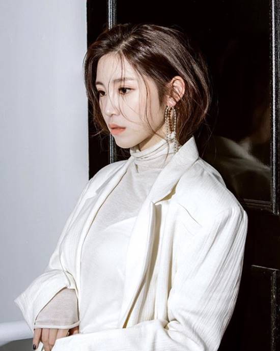 Jun Hyoseong has revealed a different charm.On the 11th, Jun Hyoseong posted a new profile photo through his instagram.In the photo, Jun Hyoseong showed a pure yet elegant charm wearing a white costume in a simple hairstyle.Jun Hyoseongs unknowingly mature atmosphere of the usual cute and lovely Image attracted Eye-catching.On the other hand, Jun Hyoseong recently signed an exclusive contract with Tommy Chamber of Commerce and will continue his active activities as an actor.Photo = Jun Hyoseong Instagram