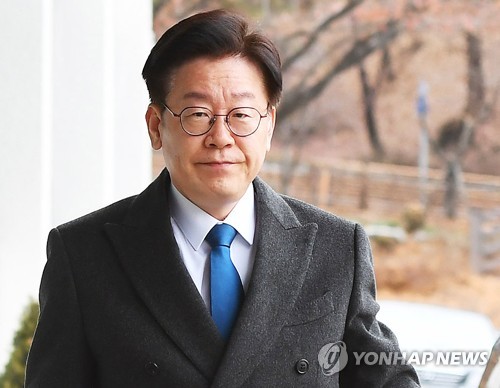 출근하는 이재명 경기지사 (수원=연합뉴스) 이재명 경기도지사가 11일 오전 경기도 수원시 경기도청으로 출근하고 있다.       이 지사 부부에 대해 수사를 해온 수원지검 성남지청과 수원지검은 이날 "이르면 오늘 오전, 여의치 않으면 오후 중에 수사 결론을 내놓을 예정"이라고 밝혔다. 2018.12.11 [경기일보 제공]      xanadu@yna.co.kr  (끝)