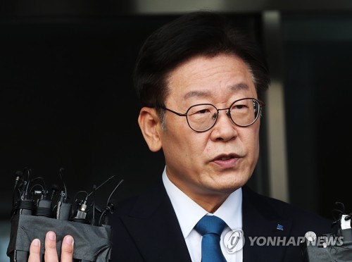 기소에 대한 입장 밝히는 이재명 경기지사 (수원=연합뉴스) 홍기원 기자 = 이재명 경기도지사가 11일 오후 경기도 수원시 경기도청에서 검찰의 수사결과 발표 관련 입장을 밝히고 있다.     검찰은 이날 공직선거법상 허위사실공표 등 혐의를 받는 이 지사를 기소하고 부인 김 씨는 불기소 처분했다.       xanadu@yna.co.kr  (끝)