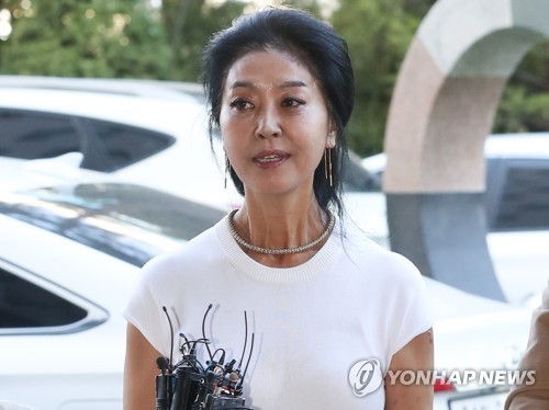 질문에 답하는 김부선 (서울=연합뉴스) 류효림 기자 = 이재명 경기도지사의 '여배우 스캔들'의 당사자인 배우 김부선이 4일 오전 서울 양천구 서울남부지방검찰청에 출석해 조사를 받기에 앞서 취재진의 질문에 답하고 있다. 2018.10.4      ryousanta@yna.co.kr  (끝)
