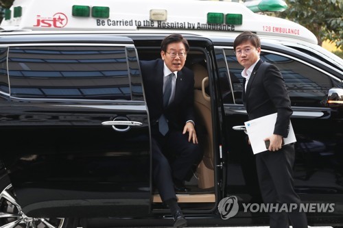 큰 점 논란 관련 검증 위해 병원 들어가는 이재명 지사 (수원=연합뉴스) 홍기원 기자 = 이재명 경기도지사가 '신체부위 큰 점'논란과 관련 신체검증을 위해 16일 오후 경기도 수원시 아주대학교병원으로 들어가고 있다. 2018.10.16      xanadu@yna.co.kr  (끝)