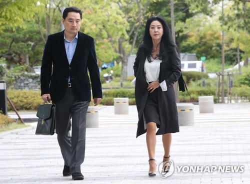 법원 들어서는 김부선과 강용석 (서울=연합뉴스) 김주성 기자 = 이재명 경기지사의 '여배우 스캔들' 당사자인 배우 김부선 씨와 강용석 변호사가 28일 오전 이 지사를 상대로 명예훼손에 따른 손해배상 3억원을 청구하는 소장을 제출하기 위해 서울동부지방법원으로 들어서고 있다. 2018.9.28      utzza@yna.co.kr  (끝)