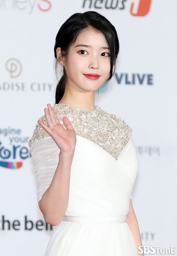 Singer IU opens tenth anniversary tour concert in Jeju IslandThe IUs Jeju Island concert plan was announced surprise, but it set a record of selling out almost simultaneously with the ticket opening.The tenth anniversary tour concert This is Now - Curtain Call in Jeju Island, the last city of the IU tenth anniversary tour and the first Jeju Island performance in debut, sold out all seats immediately after the opening of the reservation., and it was announced on the morning of the 12th.IUs Jeju Island performance, which was announced on the surprise Walk the Line concert announcement, was launched on the 8th and 11th of each month through the online booking Muskelon ticket, Fan club advance reservation and general reservation.This performance is the first Jeju Island performance in more than 10 years, so the audiences pre-sale war was held at the same time as the reservation, and once again the record of selling all seats without exception was achieved.As a result, IU proved its overwhelming national district ticket power by recording complete all domestic performances to Busan in October, Gwangju and Seoul in November and Jeju Island in January.The IUs Jeju Island concert is more meaningful as the last city and 10th performance of the tenth anniversary tour.This concert, the first Jeju Island concert held by the IU after debut, was a talk of the early stage with the Walk the Line performance, which will decorate the great tour of Korea and Asia like the subtitle Curton Call.Meanwhile, the IU Jeju Island solo concert, <IU tenth anniversary tour concert Now - Curtain Call in Jeju Island> will be held on January 5, 2019 at the Jeju Island International Convention Center in Seogwipo City.IU has held an Asia tour concert in four countries, including Hong Kong, Singapore, Bangkok and Taiwan, on the 8th, and is meeting with local fans.