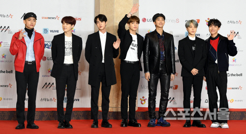 Group BTS has been on the United States of America Billboards main album chart for 15 weeks and has revealed its presence.BTS LOVE YOURSELF Answer ranked #84 on the Billboards 200, according to the latest chart released by Billboards on Wednesday.LOVE YOURSELF Answer ranks 15th week on this chart and tied with the longest record ever set by LOVE YOURSELF Tear.Also, World Album first place, Independent Album 7th, Top Album Sales 93rd.LOVE YOURSELF Tear, released in May, also ranked 3rd in World Album and 12th in Independent Album, LOVE YOURSELF Her released in September last year ranked 4th in World Album and 13th in Independent Album.BTS is the first place in Social 50 for 74 weeksHe has maintained his record for the longest consecutive time and has also been ranked third in the Artist 100.