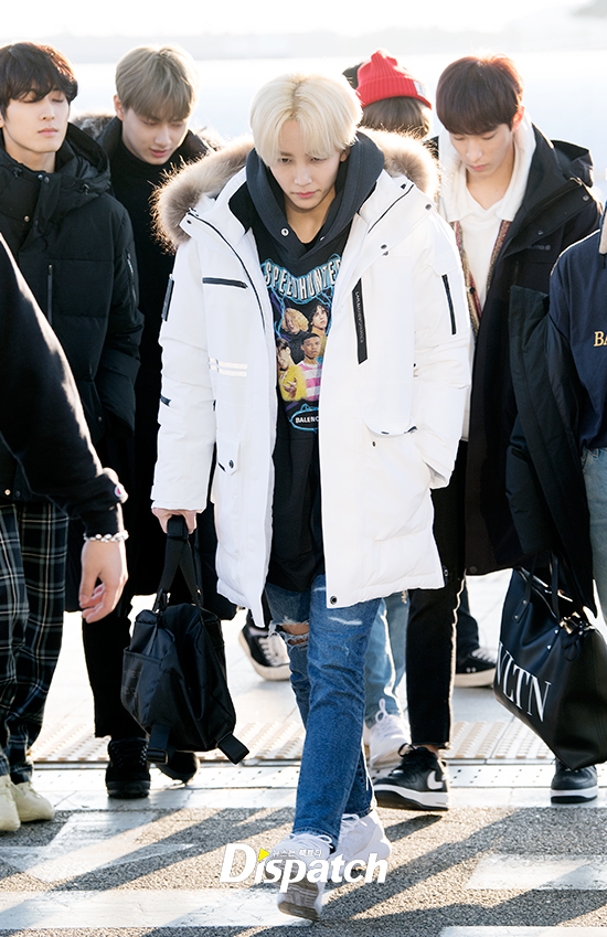 The group Seventeen departed for Hong Kong through Incheon International Airport on the morning of the 12th to attend the 2018 Mnet Asian Music Awards.Seventeen, Yoon Jeonghan, wore jeans on the white padding, and the superior visuals were outstanding.Out of the eyes.Man is innocent.The Street Runway.
