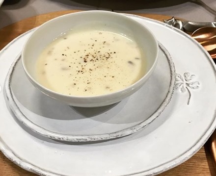 The rice bowl of Son Ye-jin table has been unveiled.Actor Lee Min-jung posted two photos on his SNS on the morning of the 12th, along with an article entitled (hand) Yejin table rice .. Italian course potato soup honey taste ~ what can not be done.In the photo, Son Ye-jin is in a pretty bowl of food prepared for Lee Min-jung, Oh Yoon-ah and Lee Jung-hyun.A pretty table decorated with Christmas atmosphere also attracts Eye-catching.Son Ye-jins food skills also look outstanding; Son Ye-jins rice bowl, which is packed with Italian courses as Lee Min-jung says, makes the mouthwatering turn.Lee Min-jung and Son Ye-jin are eating a meal at MS Team Entertainment and are best friends in the entertainment industry.Meanwhile, Lee Min-jung is appearing on SBS Fate and Fury, and Son Ye-jin has recently appeared in the entertainment Death and Fury.Photo: Lee Min-jung Instagram