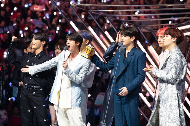 BTS held four total trophies at the awards held at the Japan Saitama Super Arena on the afternoon of the 12th, including the Worldwide Icon City of London The Ear, Worldwide Fans The Choice Top 10, Payborit Music Video and Payborit Dance The Artist Man.In particular, the awards have been awarded for three consecutive years since 2016.The Japan version MAMA, which was held on the 10th following Seoul, was held under the name of 2018 Mama Fans The Choice in Japan.Reflecting the trends of music fans who actively communicate with social media, the award was decided by 100% fans and the title of Fance The Choice was attached.BTS became the first award of the Worldwide Icon City of London The Year, which was newly created this year.BTS members said, It seems to be an honor to be able to gain such a great popularity in various countries as a Korean singer.Thank you BTS members who are always around when they are tired or happy. I love members and fans. The top 10 were BTS, TWICE, Wanna One, Monstar X, NCT127, New East W, Black Pink, Gods Seven, MAMAMOO and Seventeen.The Payborit Dance Women The Artist Award was received by TWICE; the Payborit Vocal The Artist Award went to MAMAMOO.The Style in Music Award was won by Monstar; the Payborit Dance The Artist Japan received the Japan Group Bullet Train.Actor Park Bo-gum stepped up as the host of the Awards.Japanese actor Matsushige Yutaka, famous for his drama Lonely Gourmet, and domestic actors such as Yang Se-jong, Jung So-min and Lee Sung-kyung were together with the prize winner.The awards held at Seoul on the 10th, under the name of 2018 MAMA Premier in Korea, won the Rookie of the Year and the Specialty.The other three awards will be presented at the Hong Kong Asia World Expo Arena on the 14th.